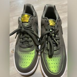 green chromatic air force 1’s. barely worn, excellent condition.